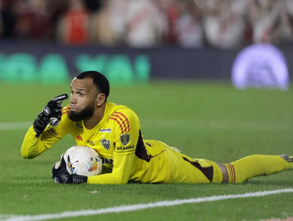 Everson faz grandes defesas no segundo tempo para segurar a pressão do River Plate e garantir o empate sem gols na Argentina.