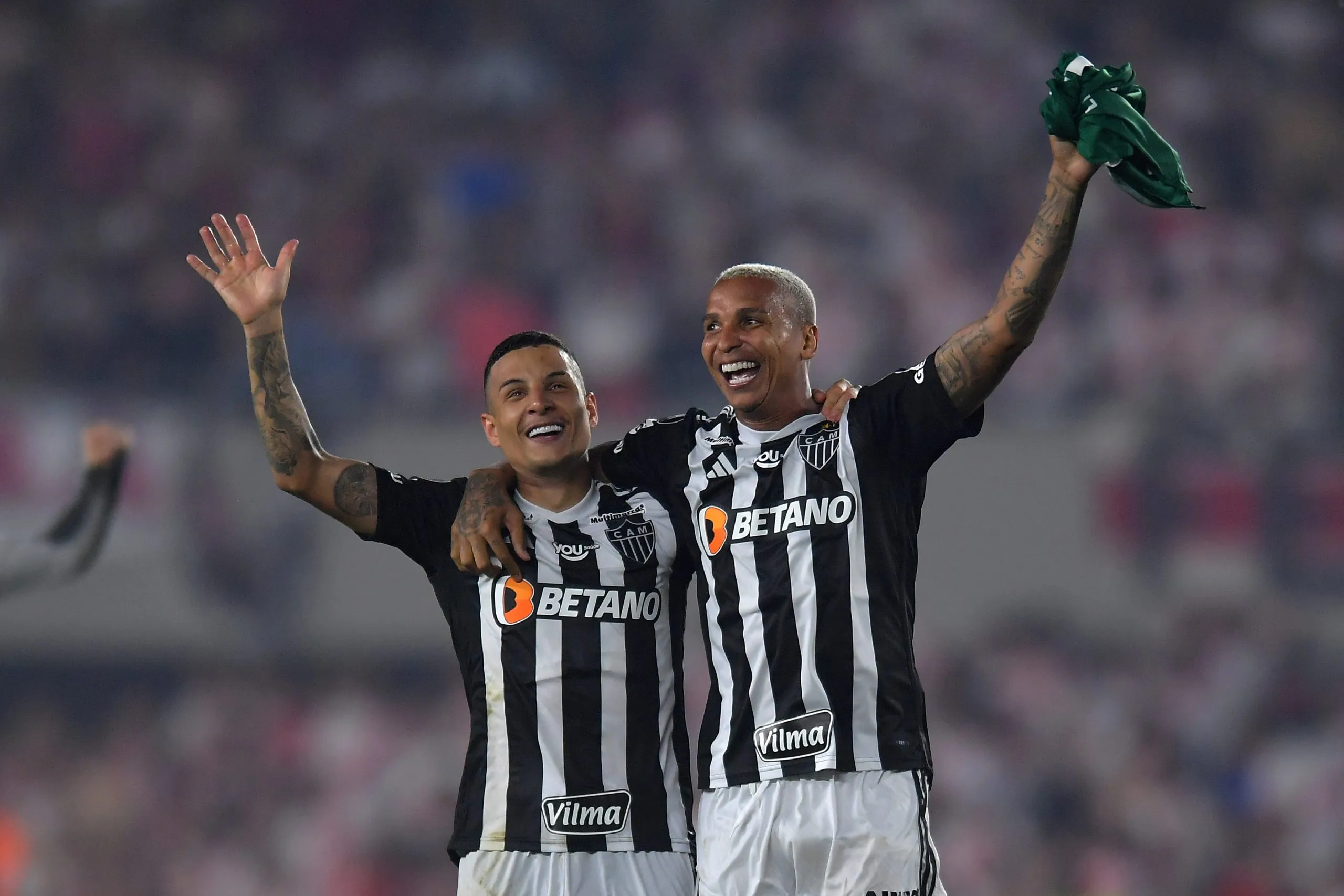 Foto: Marcelo Endelli/Getty Images – Deyverson e Guilherme Arana comemorando classfiicação do Atlético-MG para final da Libertadores