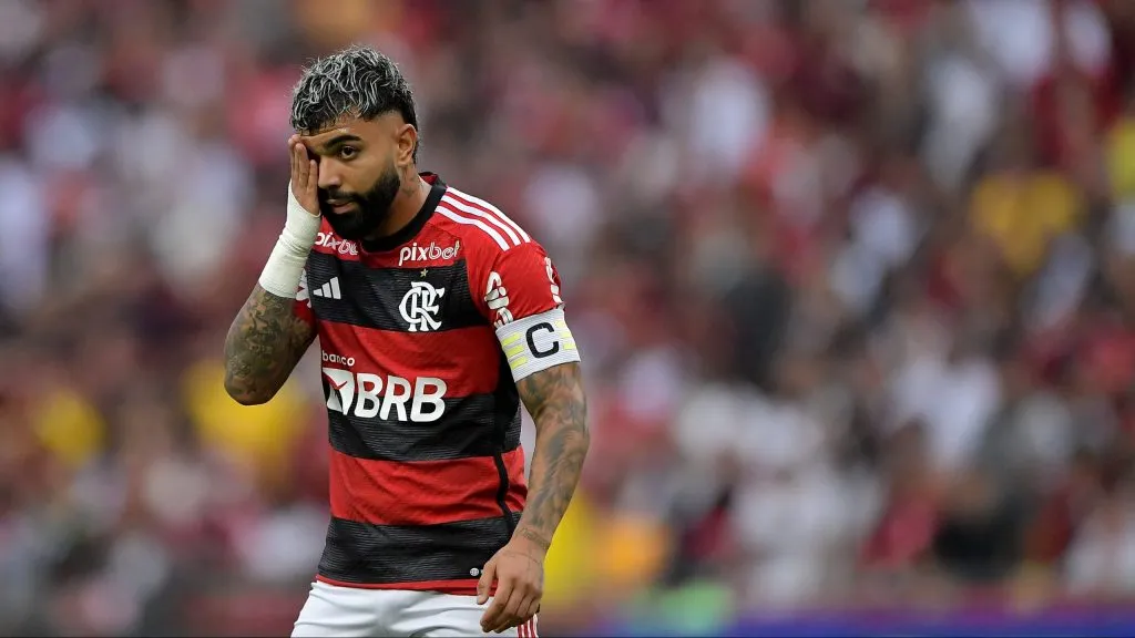 Gabriel Barbosa aparece fora do time titular