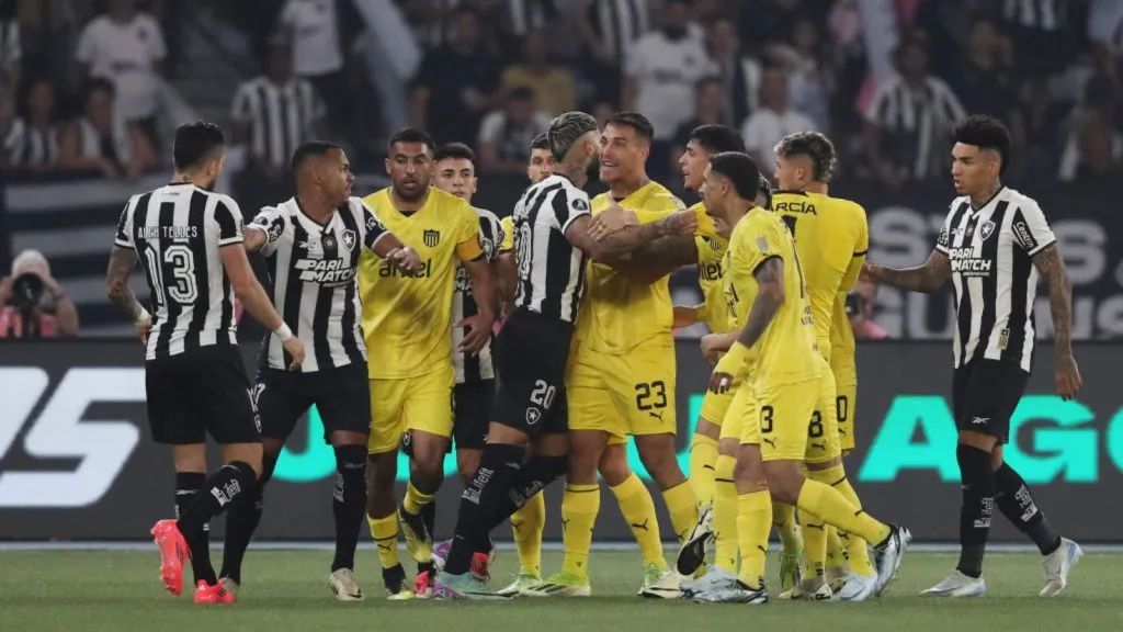Jogadores de Botafogo e Peñarol em jogo da semifinal da Libertadores