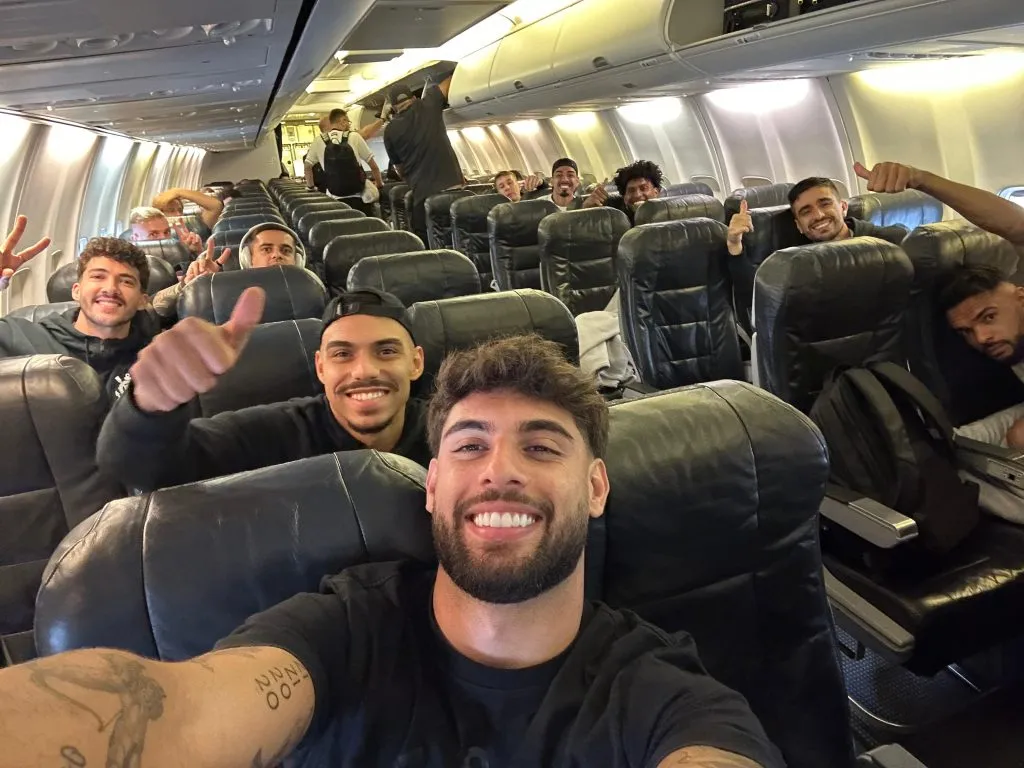 Yuri Alberto e jogadores do Corinthians em voo