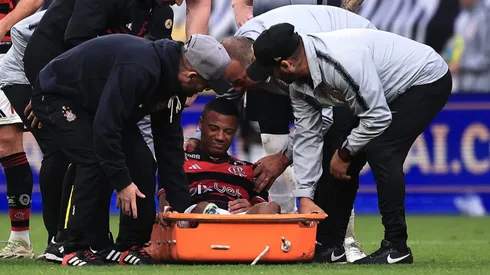 De La Cruz, jogador do Flamengo, deixa partida contra o Corinthians no estádio Arena Corinthians pelo campeonato Copa Do Brasil 2024
