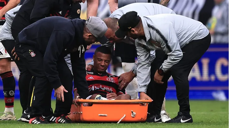 De La Cruz, jogador do Flamengo, deixa partida contra o Corinthians no estádio Arena Corinthians pelo campeonato Copa Do Brasil 2024