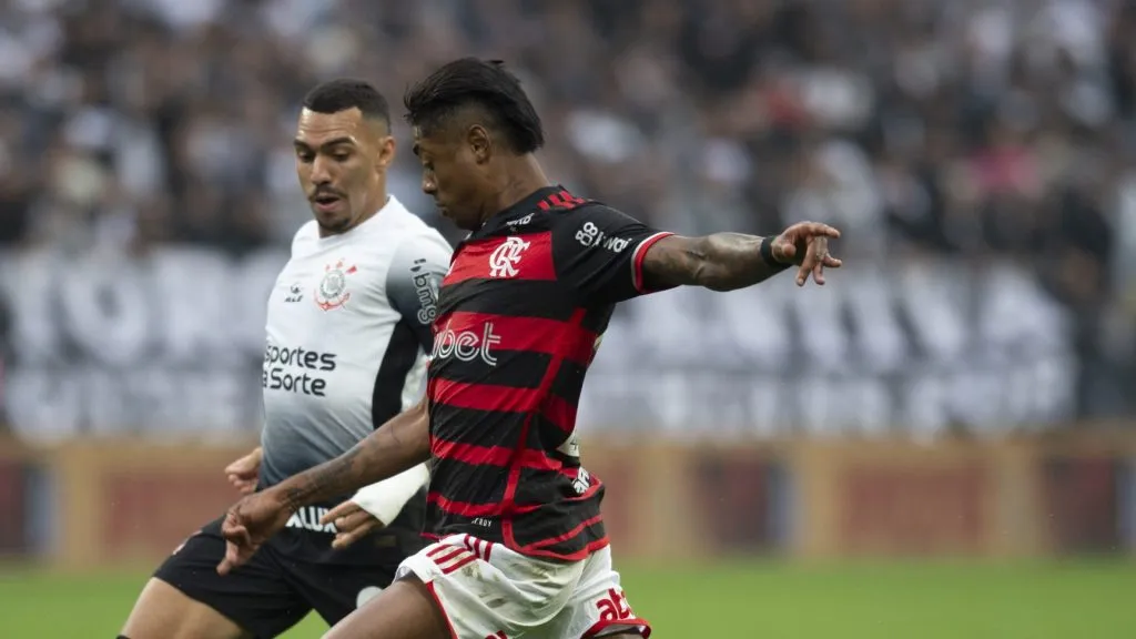 Foto: Anderson Romao/AGIF – Bruno Henrique cumpre suspensão diante do Galo e será titular em partida do Brasileirão.