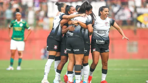 Duda Sampaio, jogadora do Corinthians comemora seu gol com jogadoras do seu time durante partida contra o Palmeiras na Arena Corinthians pelo campeonato Brasileiro A Feminino 2024