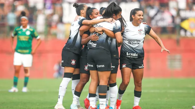 Duda Sampaio, jogadora do Corinthians comemora seu gol com jogadoras do seu time durante partida contra o Palmeiras na Arena Corinthians pelo campeonato Brasileiro A Feminino 2024