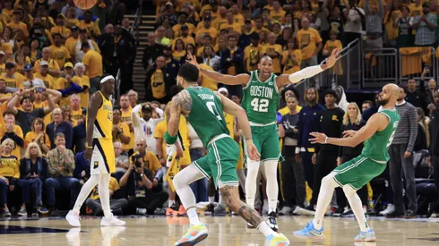 INDIANAPOLIS, INDIANA - MAY 27: Jayson Tatum #0, Al Horford #42 and Derrick White #9 of the Boston Celtics celebrate after winning Game Four of the Eastern Conference Finals at Gainbridge Fieldhouse on May 27, 2024 in Indianapolis, Indiana. NOTE TO USER: User expressly acknowledges and agrees that, by downloading and or using this photograph, User is consenting to the terms and conditions of the Getty Images License Agreement. (Foto: Justin Casterline/Getty Images)