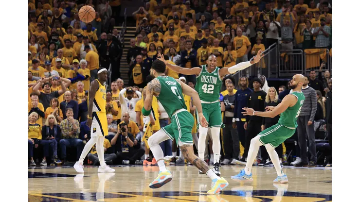 INDIANAPOLIS, INDIANA - MAY 27: Jayson Tatum #0, Al Horford #42 and Derrick White #9 of the Boston Celtics celebrate after winning Game Four of the Eastern Conference Finals at Gainbridge Fieldhouse on May 27, 2024 in Indianapolis, Indiana. NOTE TO USER: User expressly acknowledges and agrees that, by downloading and or using this photograph, User is consenting to the terms and conditions of the Getty Images License Agreement. (Foto: Justin Casterline/Getty Images)