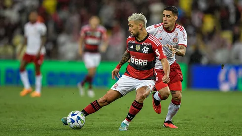 De Arrascaeta jogador do Flamengo durante partida contra o Internacional no Estádio Maracanã pelo Campeonato Brasileiro A 2023. Foto: Thiago Ribeiro/AGIF