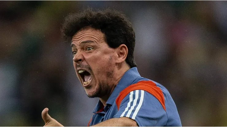 Fernando Diniz, técnico da Raposa, durante jogo no Maracanã.