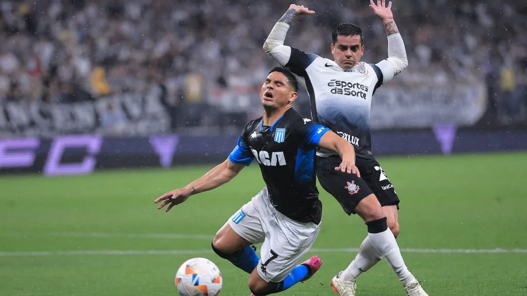 Fagner jogador do Corinthians disputa lance com Salas jogador do Racing durante partida na Neo Química Arena pelo Campeonato Copa Sul-Americana 2024. Foto: Ettore Chiereguini/AGIF