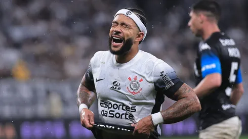 Memphis Depay jogador do Corinthians lamenta durante partida contra o Racing na Neo Química Arena pela Copa Sul-Americana 2024. Foto: Ettore Chiereguini/AGIF