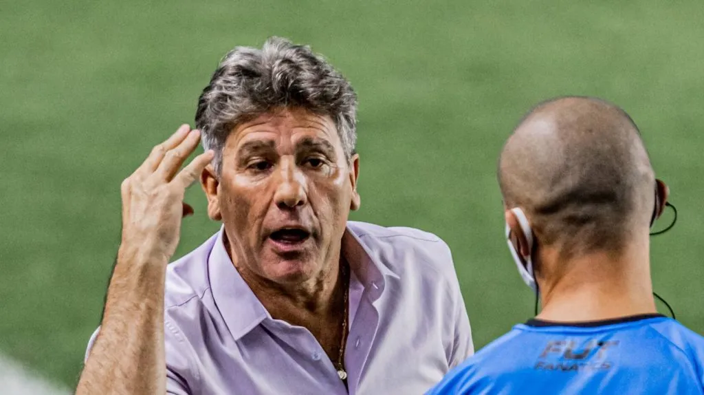 Foto: Van Campos/Fotoarena – Renato pede para o presidente Alberto Guerra comprar o camisa 7