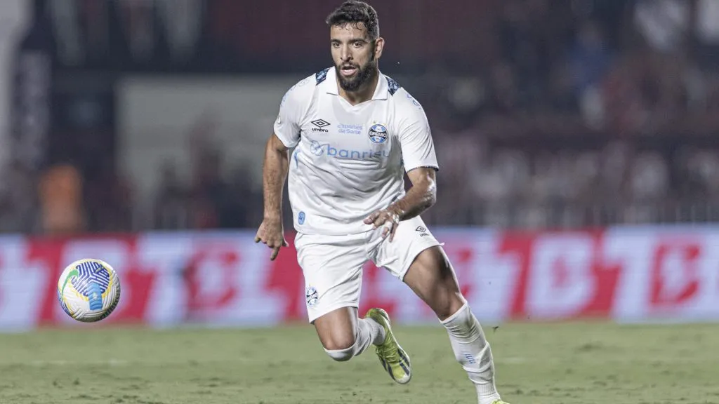 Pepê durante partida. Foto: Heber Gomes/AGIF