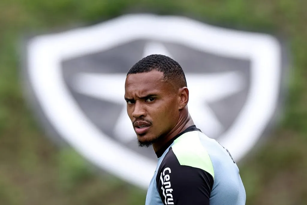 O goleiro John deve ser o único que não será poupado entre os pendurados – Foto: Vítor Silva/Botafogo