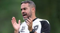 Artur Jorge em treino no CT do Bota. O treinador precisa solucinar problema para uma provável final da Libertadores