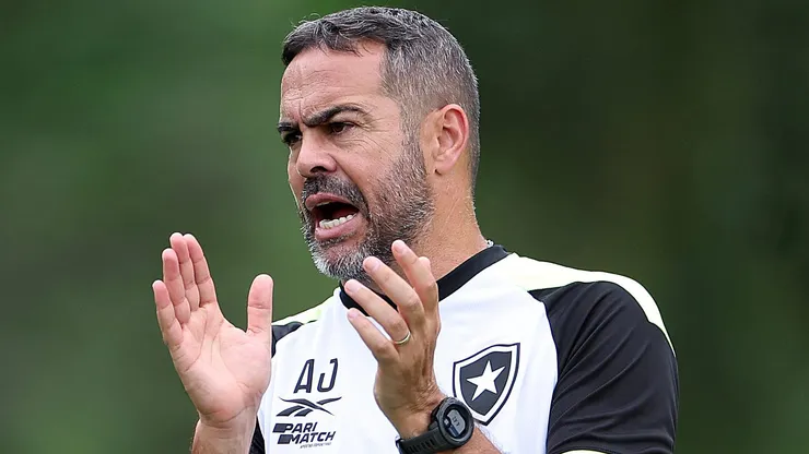 Artur Jorge em treino no CT do Bota. O treinador precisa solucinar problema para uma provável final da Libertadores