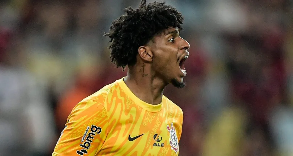 Hugo Souza comemorando. Foto: Thiago Ribeiro/AGIF