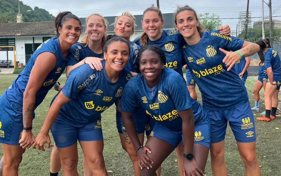 Elenco do Santos Feminino, comemora vitória sobre o São José pela semifinal do Campeonato Paulista 2024. Foto: Anderson Romao/Santos FC