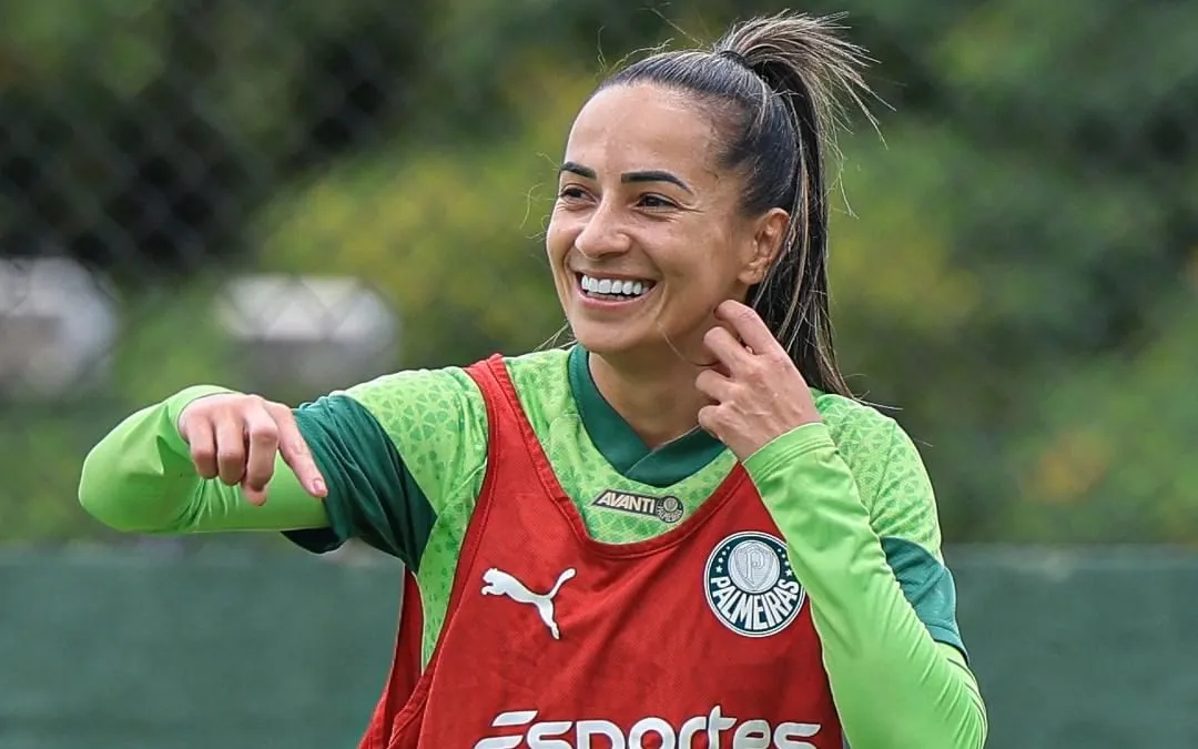 Juliente, lateral-esquerada do Verdão durante treino no campo com o elenco de preparação para o Campeonato Paulista 2024. Foto: Paloma Cassiano/Powered by Canon