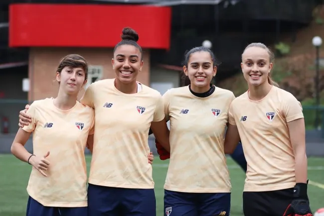 As atletas Mariane, Taiany, Gi Mazzotti e Clara Azzi se reapresentaram ao Tricolor após a disputa do Mundial Feminino Sub-17 com a Seleção Brasileira. Foto: Giovanna Bastos / São Paulo FC