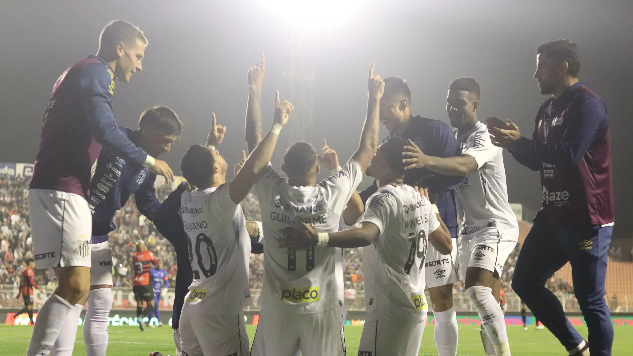 Foto: Reinaldo Campos/AGIF –  Jogadores do Santos comemoram  gol contra o Ituano no estadio Novelli Junior pelo Campeonato Brasileiro  Série B 2024.