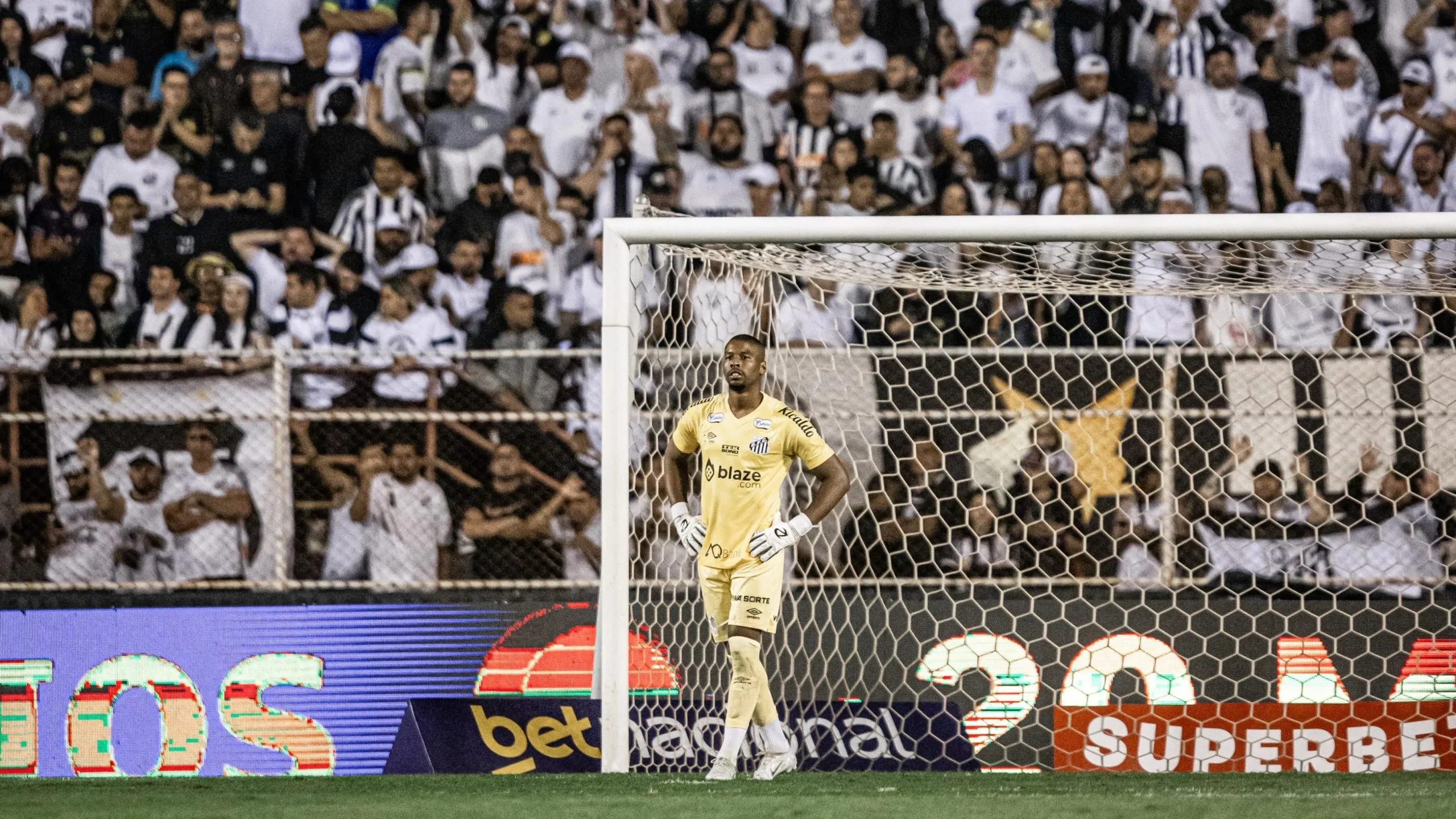 Goleiro Diógenes passou ileso em seu primeiro teste como titular do Santos – Foto: Raul Baretta/Santos FC