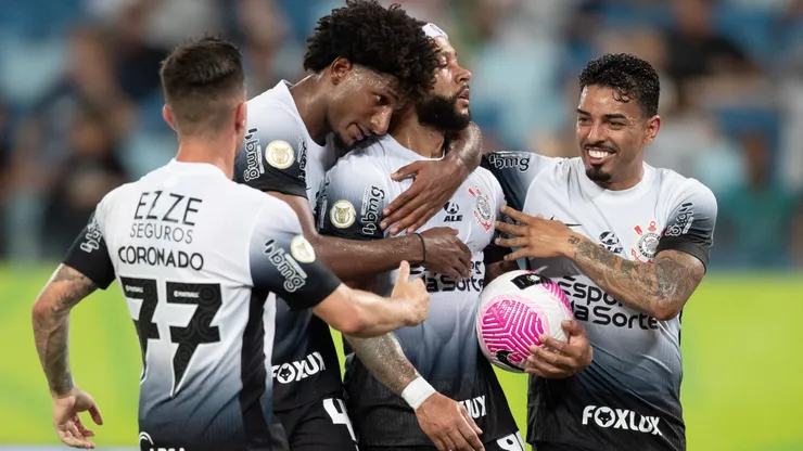 Memphis Depay jogador do Corinthians comemora seu gol com jogadores do seu time durante partida contra o Cuiabá na Arena Pantanal pelo Campeonato Brasileiro A 2024. Foto: Gil Gomes/AGIF