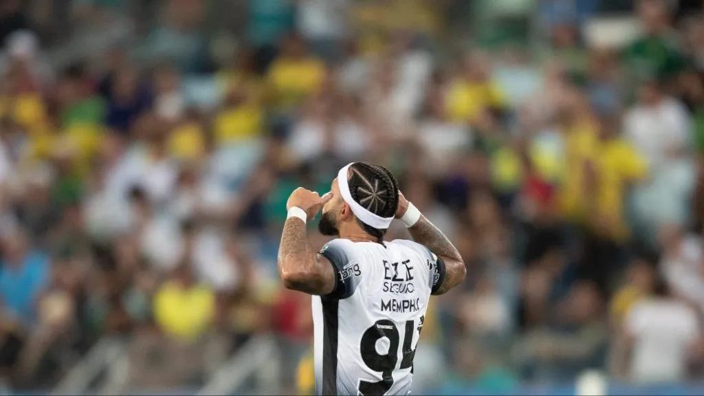 Depay jogador do Corinthians comemora seu gol durante partida contra o Cuiabá na Arena Pantanal pelo Campeonato Brasileiro A 2024. Foto: Gil Gomes/AGIF