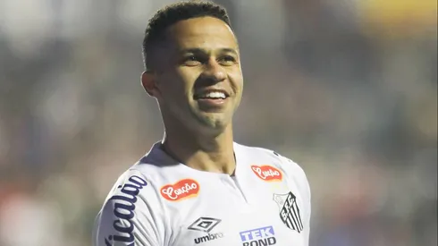 Bola de Ouro: torcida do Santos “entrega prêmio” para meia contra Ituano