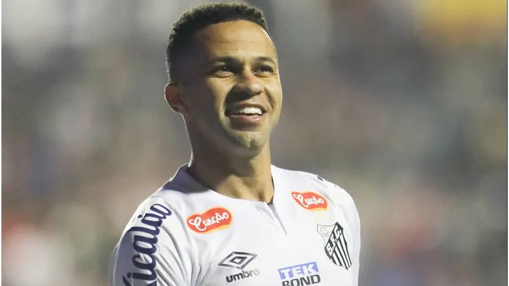 Bola de Ouro: torcida do Santos “entrega prêmio” para meia contra Ituano