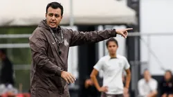 Lucas Piccinato, técnnico do Corinthians durante orienta elenco feminino durante treino para a semifinal do Campeonato Paulist a Feminino no CT