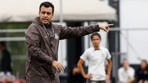 Lucas Piccinato, técnnico do Corinthians durante orienta elenco feminino durante treino para a semifinal do Campeonato Paulist a Feminino no CT