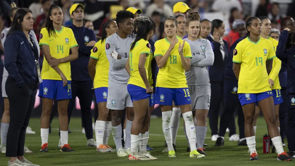 Gabi Portilho e Tarciane no campo com elenco da Seleção Brasileira Feminina antes do jogo de estreia contra Nigéria, nas nas Olimpíadas de Paris 2024 Foto: Leandro Lopes / CBF