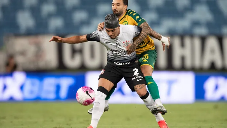 Clayson jogador do Cuiabá disputa lance com Matheuzinho jogador do Corinthians durante partida na Arena Pantanal pelo Campeonato Brasileiro A 2024. Foto: Gil Gomes/AGIF