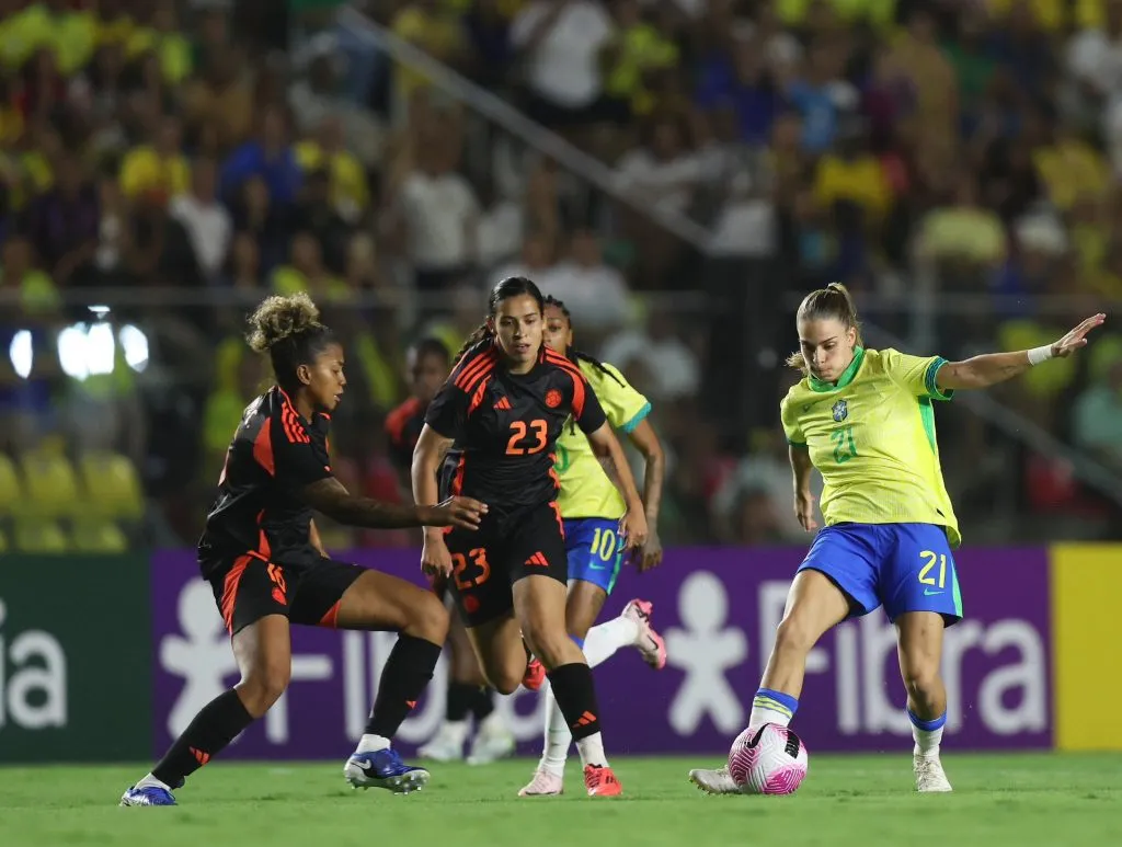 Atacante, Giovana Queiroz da Seleção Brasileira assume o controle da bola após passe de Tarciane no amistoso contra a Colômbia pela Copa do Mundo 2027 – Foto: Lívia Villas Boas/CBF