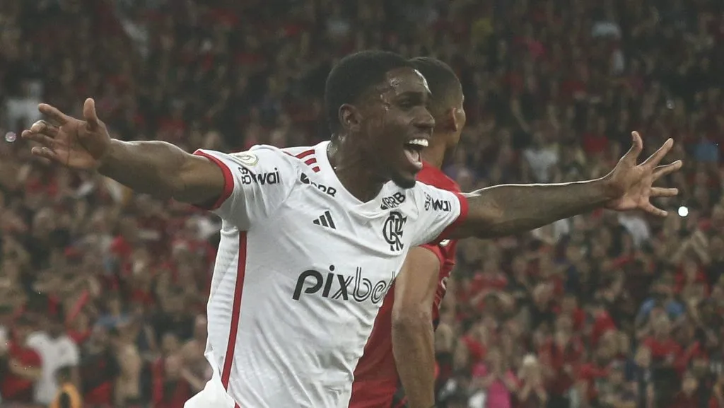 Evertton Araujo jogador do Flamengo comemora seu gol durante partida contra o Athletico-PR no estadio Arena da Baixada pelo campeonato Brasileiro A 2024. Foto: Gabriel Machado/AGIF