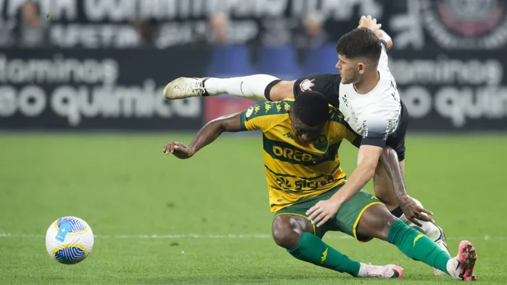 Garro jogador do Corinthians disputa lance com Lucas Mineiro jogador do Cuiabá durante partida na Neo Química Arena pelo Campeonato Brasileiro A 2024. Foto: Anderson Romao/AGIF