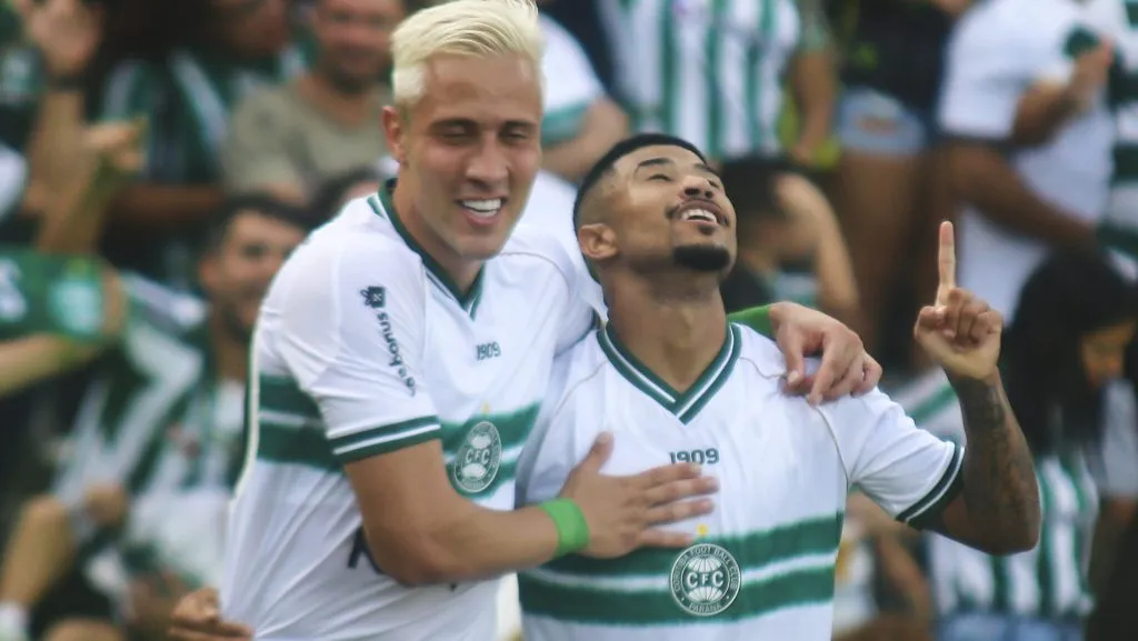 Foto: Gabriel Machado/AGIF – Lucas Ronier jogador do Coritiba comemora seu gol durante partida contra o Cianorte no estadio Couto Pereira pelo campeonato Paranaense 2024.