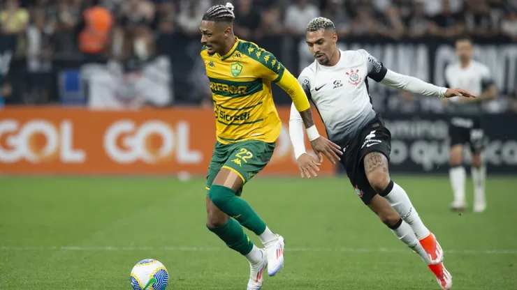 Matheuzinho jogador do Corinthians disputa lance com Derik Lacerda jogador do Cuiabá durante partida na Neo Química Arena pelo Campeonato Brasileiro A 2024. Foto: Anderson Romao/AGIF