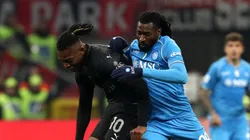 Rafael Leao marcado por Andre-Frank Zambo Anguissa em partida da Série A entre Milan e Napoli. (Photo by Marco Luzzani/Getty Images)