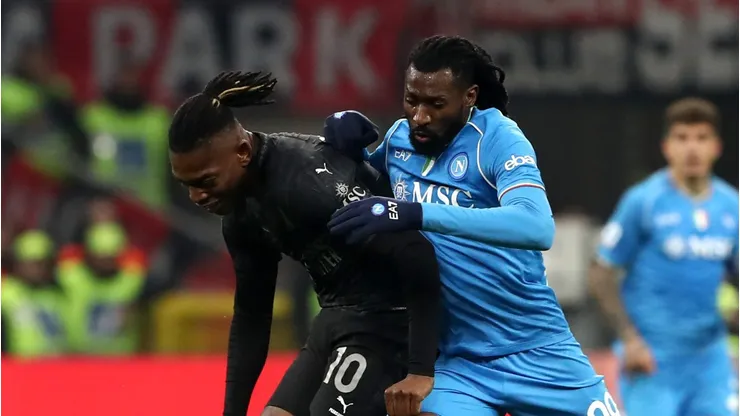 Rafael Leao marcado por Andre-Frank Zambo Anguissa em partida da Série A entre Milan e Napoli. (Photo by Marco Luzzani/Getty Images)