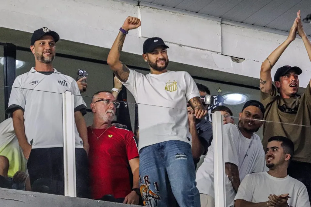 Neymar visitou a Vila Belmiro em 2024 (Foto: Reinaldo Campos/AGIF)