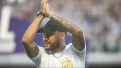 Neymar saudando a torcida do Santos