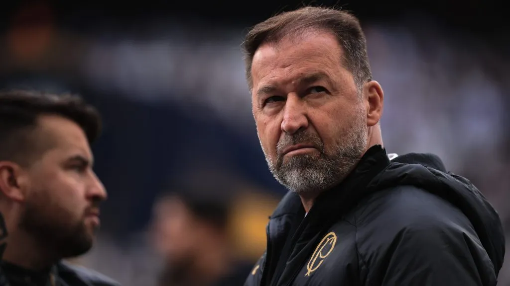 Augusto Melo foi cobrado – Foto: Ettore Chiereguini/AGIF.