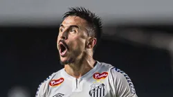 Willian Bigode comemora gol pelo Peixe contra a Chapecoense.