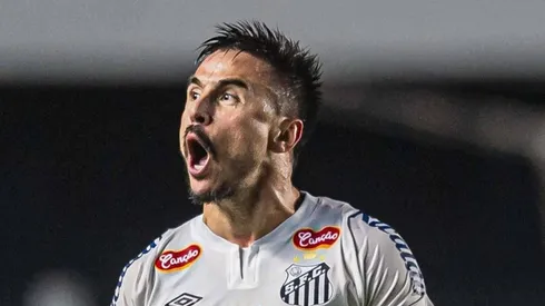 Willian Bigode comemora gol pelo Peixe contra a Chapecoense.