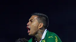 Dudu comemora gol do Verdão ao lado de Raphael Veiga.