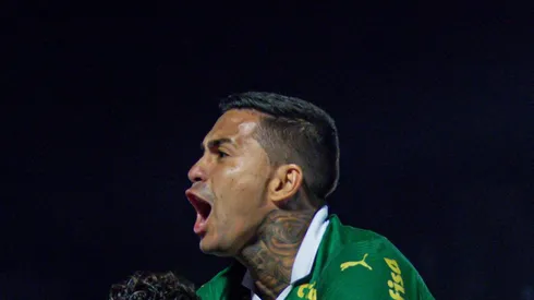 Dudu comemora gol do Verdão ao lado de Raphael Veiga.