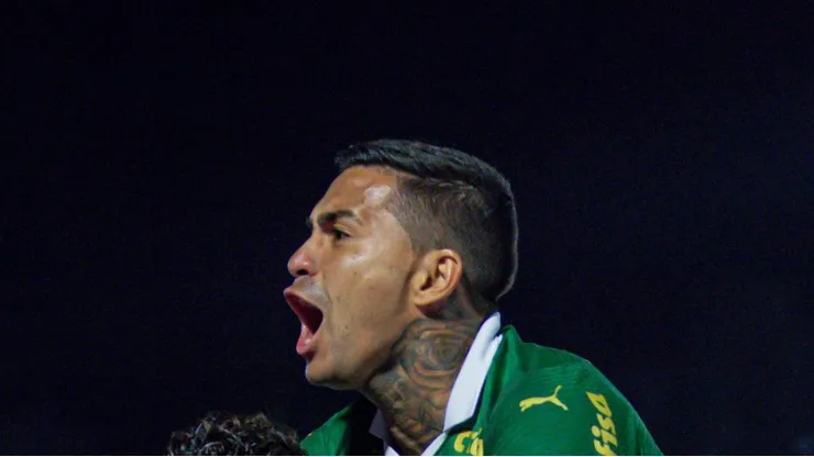Dudu comemora gol do Verdão ao lado de Raphael Veiga.